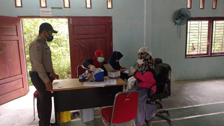 Percepatan vaksinasi Covid-19, Polsek Langgam Pantau Giat Vaksinasi di Dua Lokasi