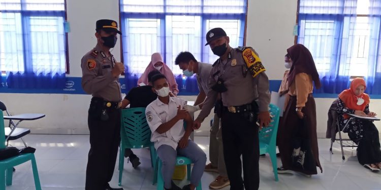 Polsek Pangkalan Lesung dan Puskesmas Gelar Vaksinasi untuk Pelajar