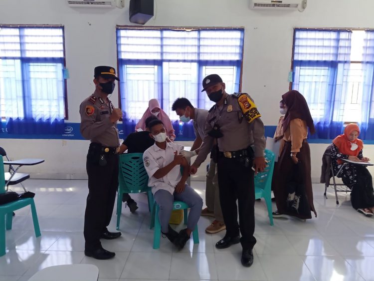 Polsek Pangkalan Lesung dan Puskesmas Gelar Vaksinasi untuk Pelajar