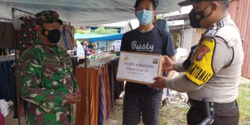 Kapolsek Kerumutan dan Anggota Bagikan Sembako Terhadap Warga Terdampak Covid-19