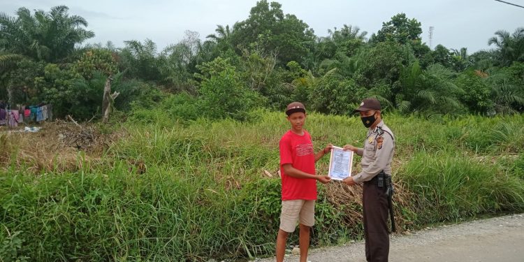 Personil Polsubsektor Pelalawan Lakukan Sosialisasi Larangan Membakar Kepada Masyarakat