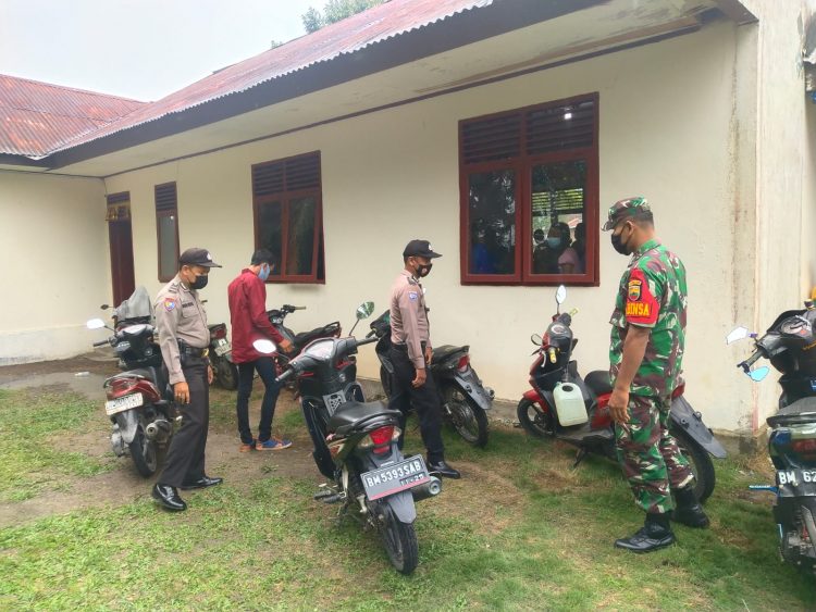 Personil Polsek Bandar Sei Kijang Lakukan Pengamanan Ibadah Natal di 13 Gereja
