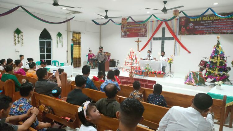 Polsek Pangkalan Kuras Lakukan Pengamanan Natal di 37 Gereja
