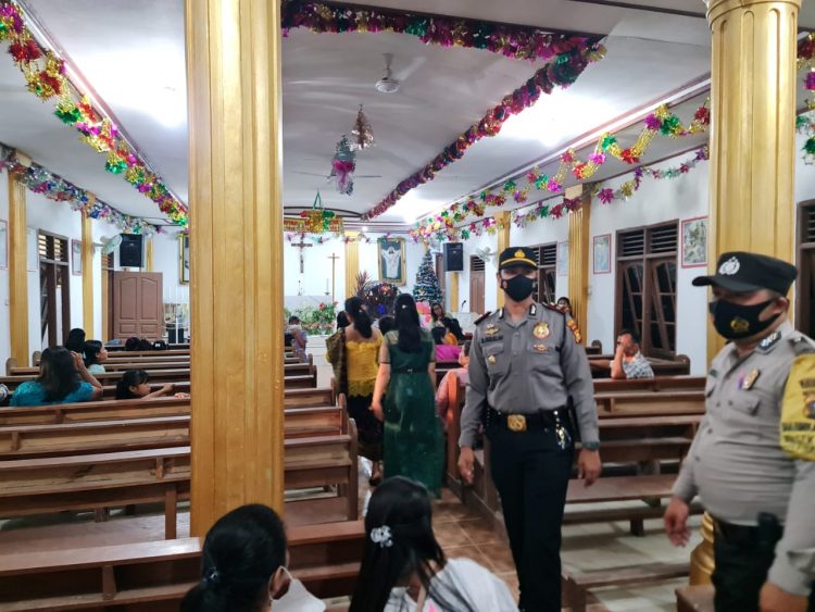 Kapolsek Langgam Kerahkan Personil Lalukan Pengamanan Natal di 9 Gereja