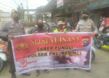 Personil Polsek Pangkalan Kerinci Sambangi Juru Parkir, Sosialisasi Saber Pungli