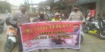 Personil Polsek Pangkalan Kerinci Sambangi Juru Parkir, Sosialisasi Saber Pungli