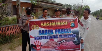 Gunakan Spanduk, Polsubsektor Pelalawan Lakukan Sosialisasi Saber Pungli