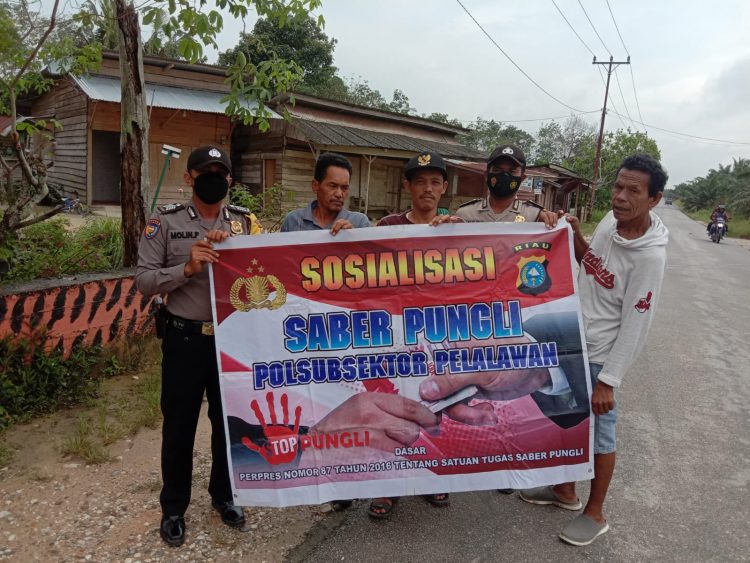 Gunakan Spanduk, Polsubsektor Pelalawan Lakukan Sosialisasi Saber Pungli