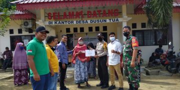 Polsek Pangkalan Lesung Kawal Penyerahan BLT DD di Desa Dusun Tua dan Desa Tanjung Kuyo