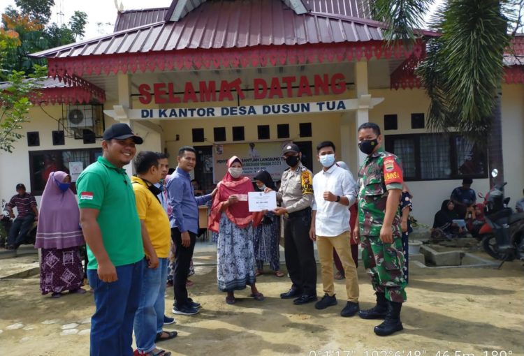 Polsek Pangkalan Lesung Kawal Penyerahan BLT DD di Desa Dusun Tua dan Desa Tanjung Kuyo