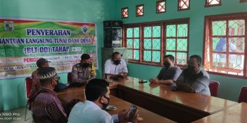 Bhabinkamtibmas Polsubsektor Pelalawan Lakukan Pengamanan Penyaluran BLT-DD