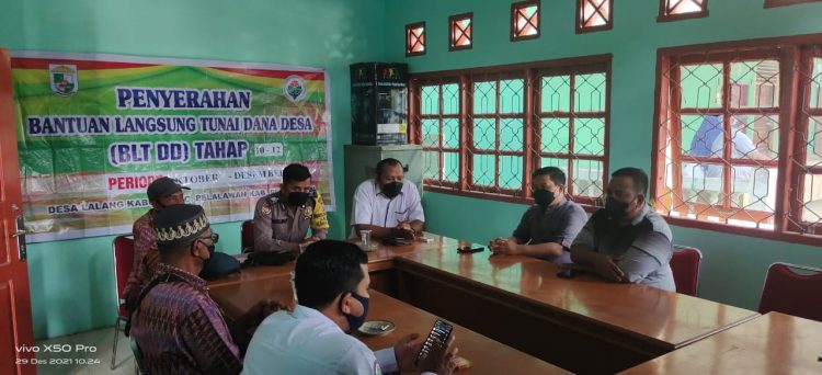 Bhabinkamtibmas Polsubsektor Pelalawan Lakukan Pengamanan Penyaluran BLT-DD