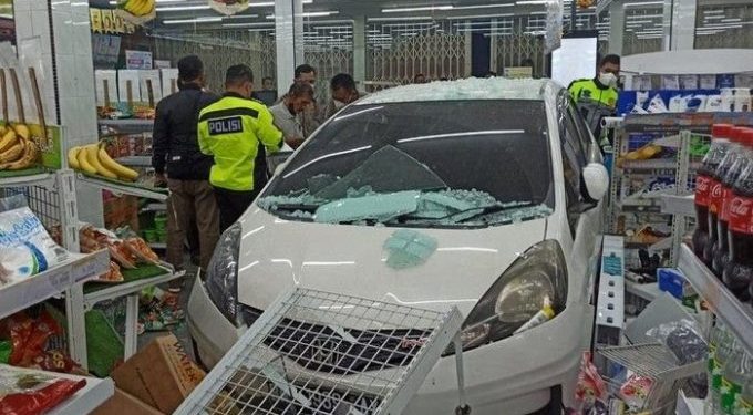 Ini Penyebab Mobil Serunduk Indomaret di Pekanbaru