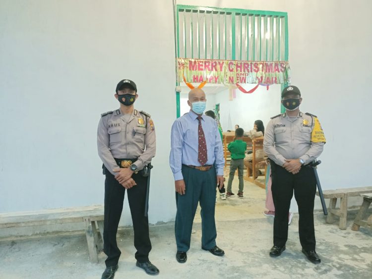 Ciptakan Suasana yang Aman dan Kondusif, Polsubsektor Pelalawan Lakukan Pengamanan di Gereja