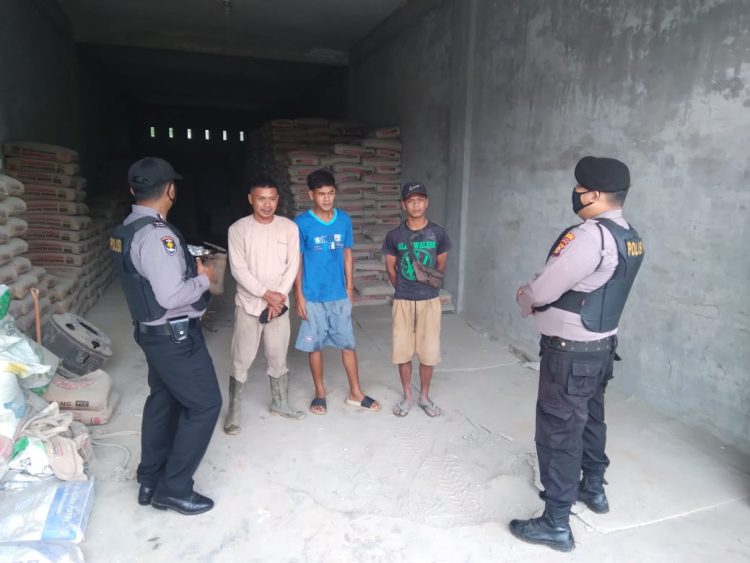 Melalui Door to door, Personil Polsek Ukui Sampaikan Himbauan Prokes Setiap Hari