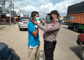 Gugah Kesadaran Penerapan Prokes Masyarakat, Polsek Ukui Edukasi dengan Bagikan Masker Gratis