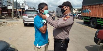 Gugah Kesadaran Penerapan Prokes Masyarakat, Polsek Ukui Edukasi dengan Bagikan Masker Gratis