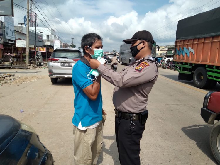 Gugah Kesadaran Penerapan Prokes Masyarakat, Polsek Ukui Edukasi dengan Bagikan Masker Gratis