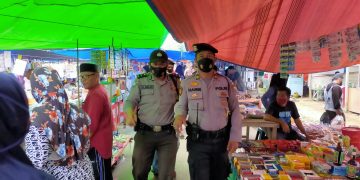 Polsek Pangkalan Kuras Operasi Yustisi di Pasar, Imbau Masyarakat Terapkan Prokes dan Ikuti Vaksinasi