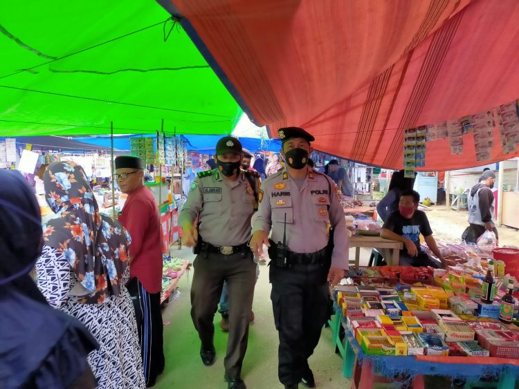 Polsek Pangkalan Kuras Operasi Yustisi di Pasar, Imbau Masyarakat Terapkan Prokes dan Ikuti Vaksinasi