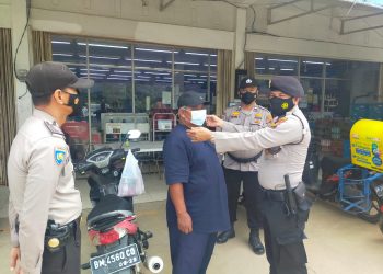 Kapolsek Pangkalan Lesung Imbau Masyarakat Terapkan Prokes dan Bagikan Masker