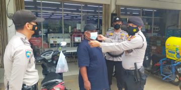 Kapolsek Pangkalan Lesung Imbau Masyarakat Terapkan Prokes dan Bagikan Masker