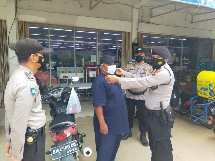 Kapolsek Pangkalan Lesung Imbau Masyarakat Terapkan Prokes dan Bagikan Masker