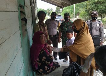 Polsek Ukui dan Puskesmas Laksanakan Door to Door kepada Lansia