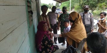 Polsek Ukui dan Puskesmas Laksanakan Door to Door kepada Lansia