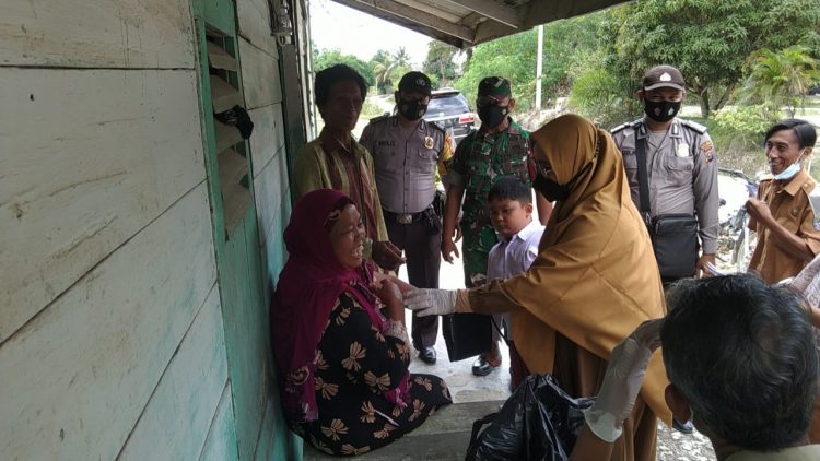 Polsek Ukui dan Puskesmas Laksanakan Door to Door kepada Lansia