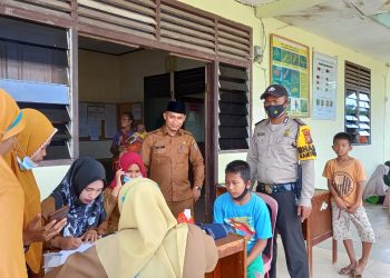 Personel Polsubsektor Pelalawan Pantau Pelaksanaan Vaksinasi