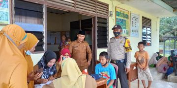 Personel Polsubsektor Pelalawan Pantau Pelaksanaan Vaksinasi