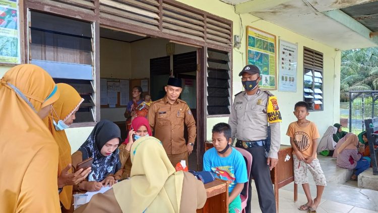 Personel Polsubsektor Pelalawan Pantau Pelaksanaan Vaksinasi