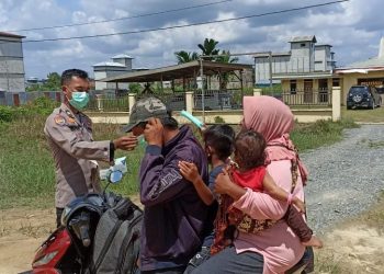 Bhabinkamtibmas Polsek Teluk Meranti Bagikan Masker Gratis