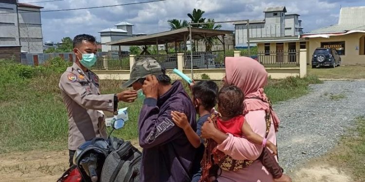 Bhabinkamtibmas Polsek Teluk Meranti Bagikan Masker Gratis