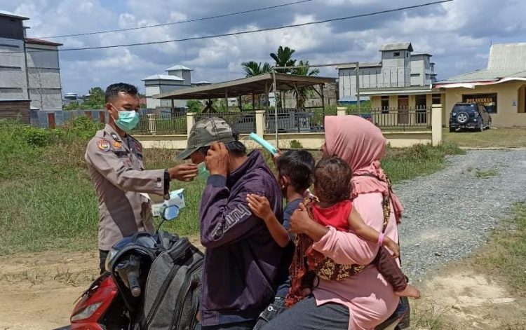 Bhabinkamtibmas Polsek Teluk Meranti Bagikan Masker Gratis