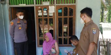 Kapolsek Kerumutan Lakukan Vaksinasi untuk Lansia