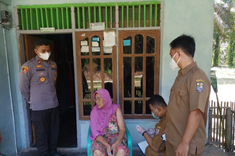 Kapolsek Kerumutan Lakukan Vaksinasi untuk Lansia