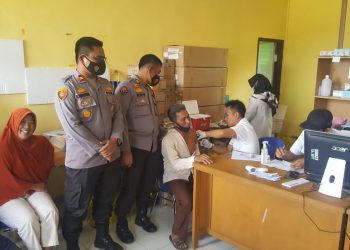Kapolsek Teluk Meranti dan Pamatwil Polres Pelalawan Monitoring Giat Vaksinasi