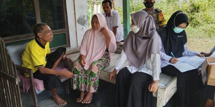 Polsek Ukui Sasar Dua Desa Sekaligus untuk Vaksinasi Door to Door