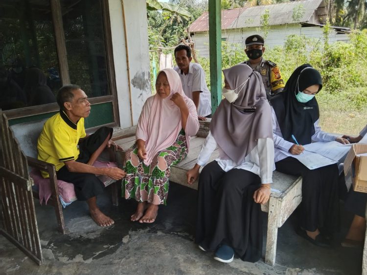 Polsek Ukui Sasar Dua Desa Sekaligus untuk Vaksinasi Door to Door
