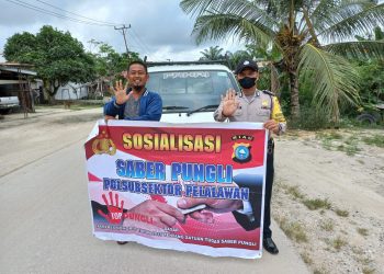 Gunakan Spanduk, Polsubsektor Pelalawan Lakukan Sosialisasi Saber Pungli