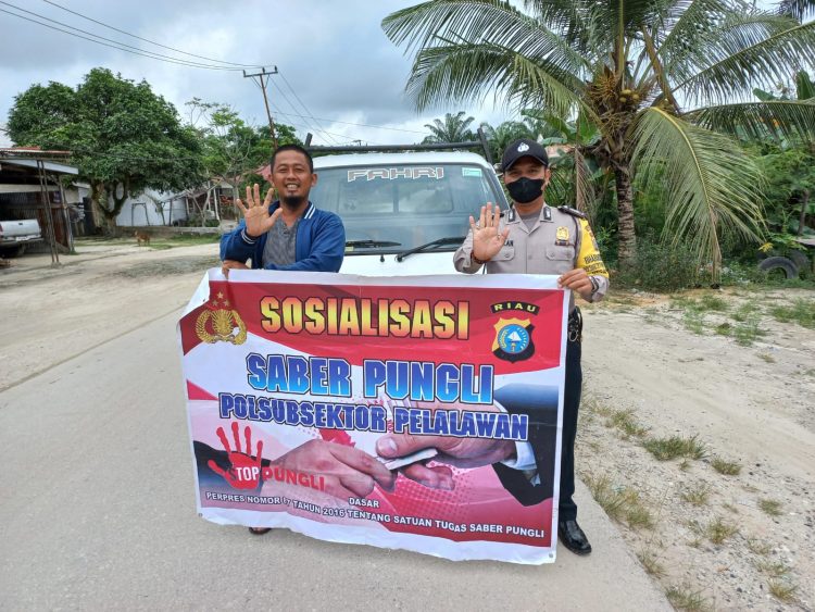 Gunakan Spanduk, Polsubsektor Pelalawan Lakukan Sosialisasi Saber Pungli