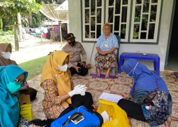 Kapolsek Ukui Terjun Langsung Lakukan Vaksinasi Door to Door untuk Lansia di Desa Lubuk Kembang Sari