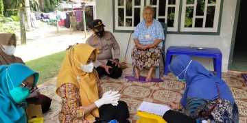 Kapolsek Ukui Terjun Langsung Lakukan Vaksinasi Door to Door untuk Lansia di Desa Lubuk Kembang Sari