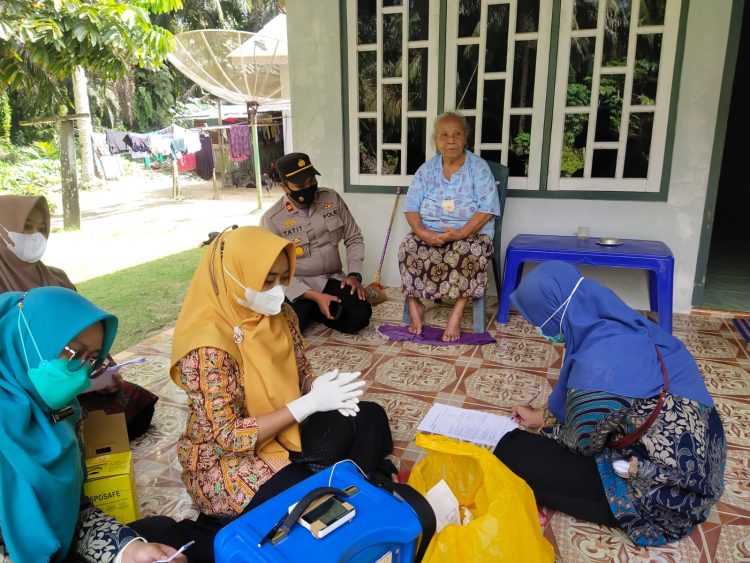 Kapolsek Ukui Terjun Langsung Lakukan Vaksinasi Door to Door untuk Lansia di Desa Lubuk Kembang Sari