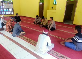 Kapolsek Kerumutan Silaturahmi ke Pengurus Masjid AL Ikhwan Desa Bukit Lembah Subur