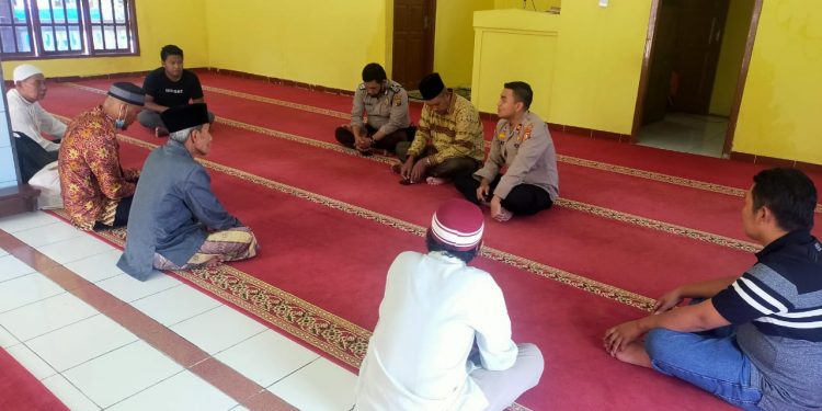 Kapolsek Kerumutan Silaturahmi ke Pengurus Masjid AL Ikhwan Desa Bukit Lembah Subur