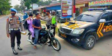Polsek Pangkalan Kuras Bagikan Masker di Simpang Pasar Baru