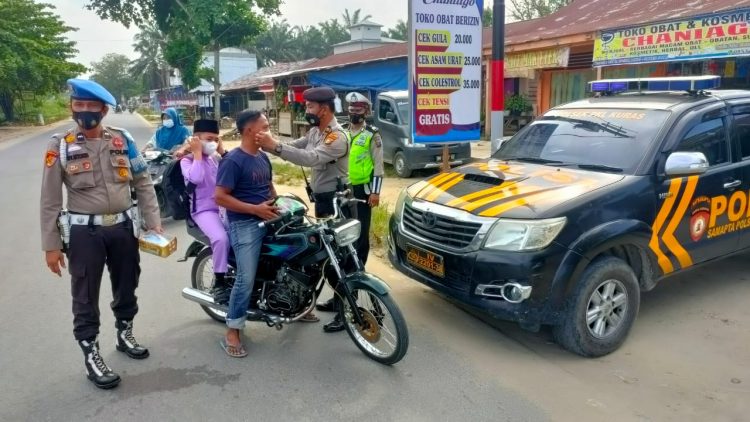 Polsek Pangkalan Kuras Bagikan Masker di Simpang Pasar Baru